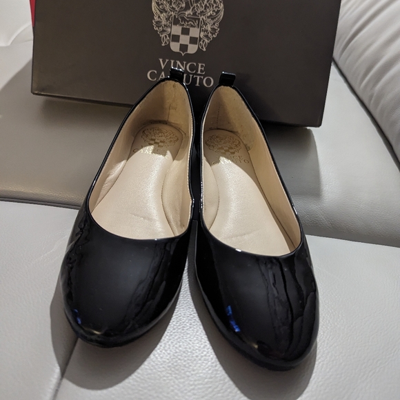 Vince Camuto Benningly Black Patent Leather Flats in Size 6.5 - Picture 2 of 4